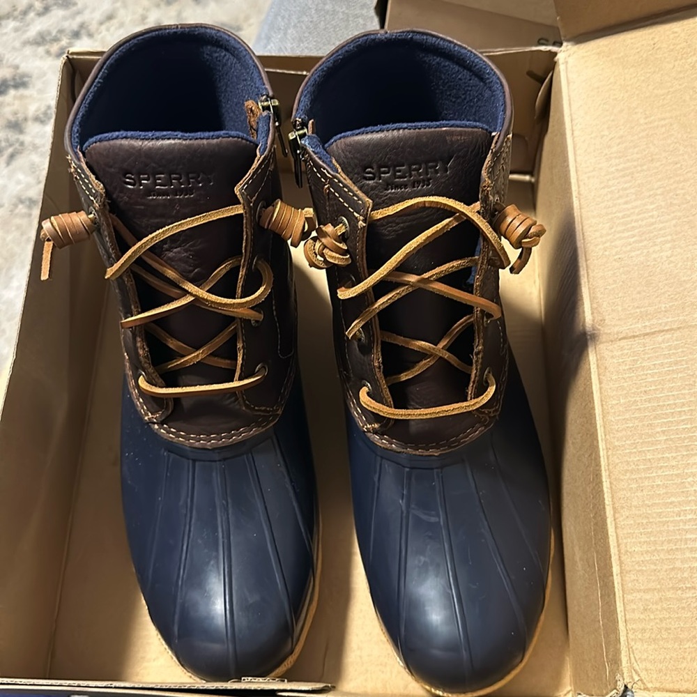 Sperry saltwater tan/navy rain boots